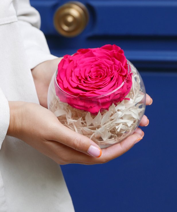 Rose éternelle fuschia et son vase boule - Image 3